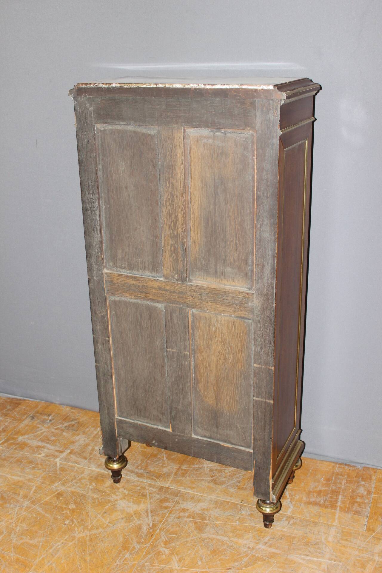 Vitrine de style Louis XVI en noyer XIX