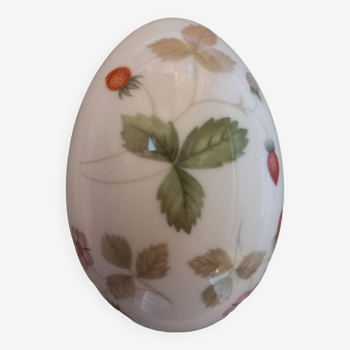 Small egg box with wild strawberries in Wedgwood porcelain