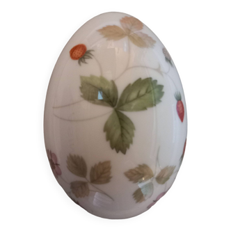 Small egg box with wild strawberries in Wedgwood porcelain