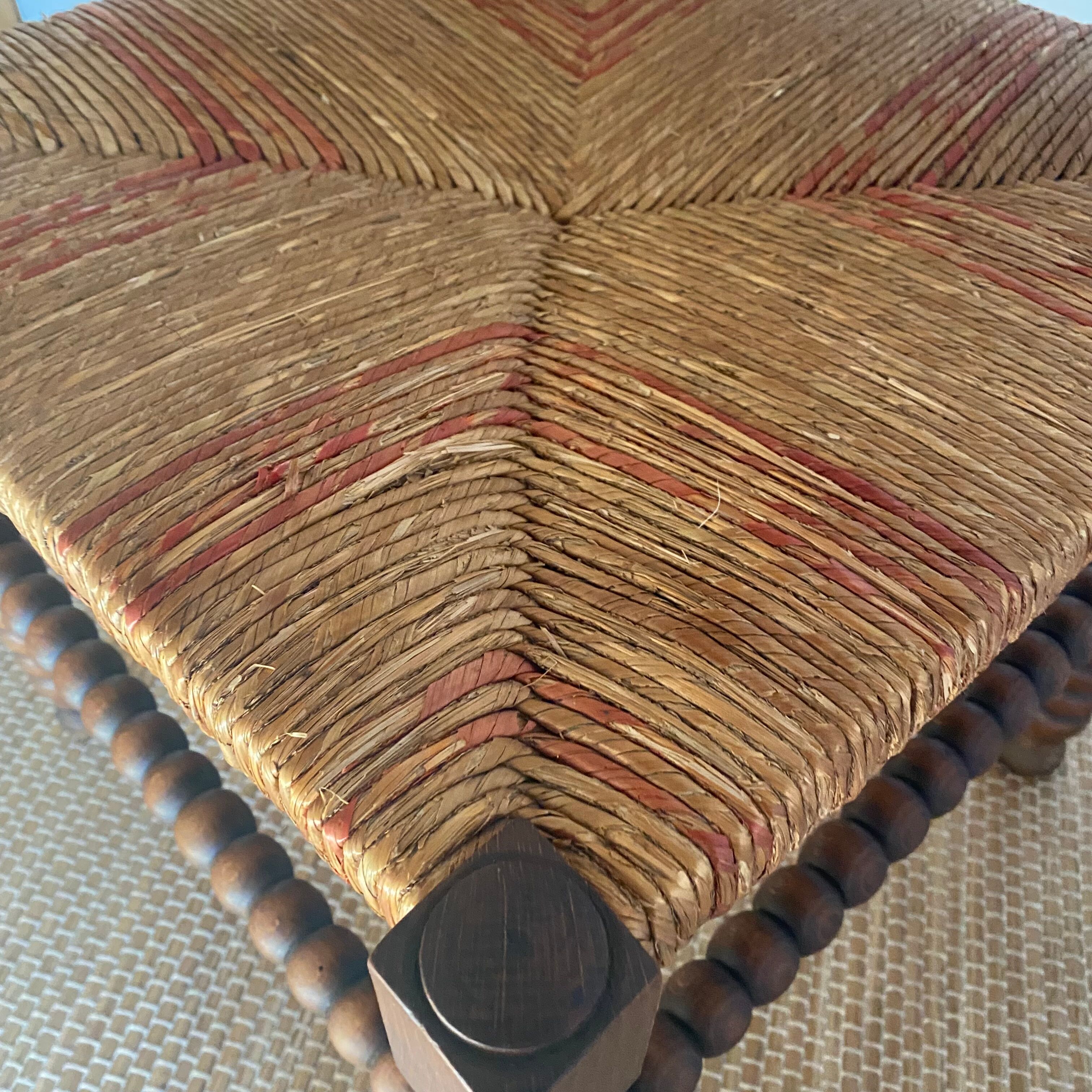 Corner chair made of wood and straw