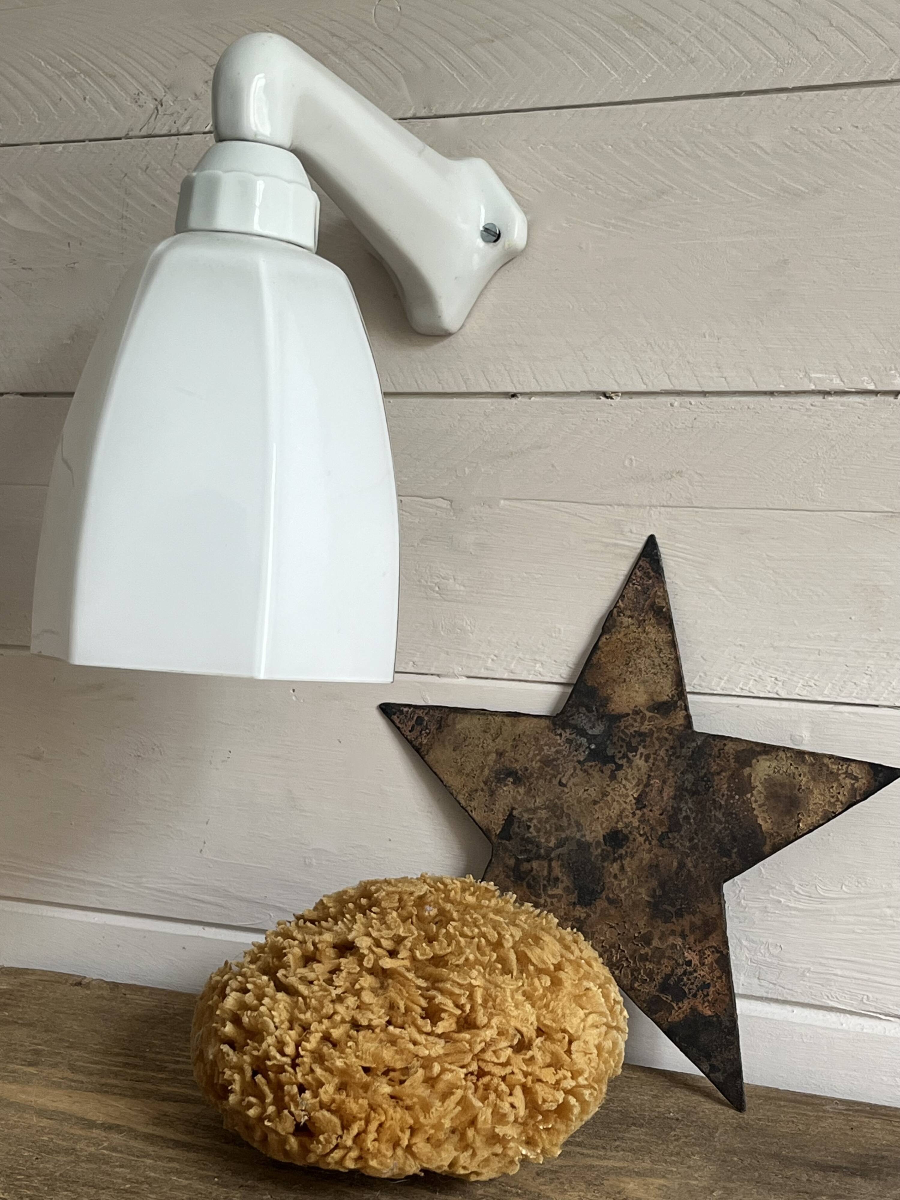 Art Deco wall light in ceramic and opaline.