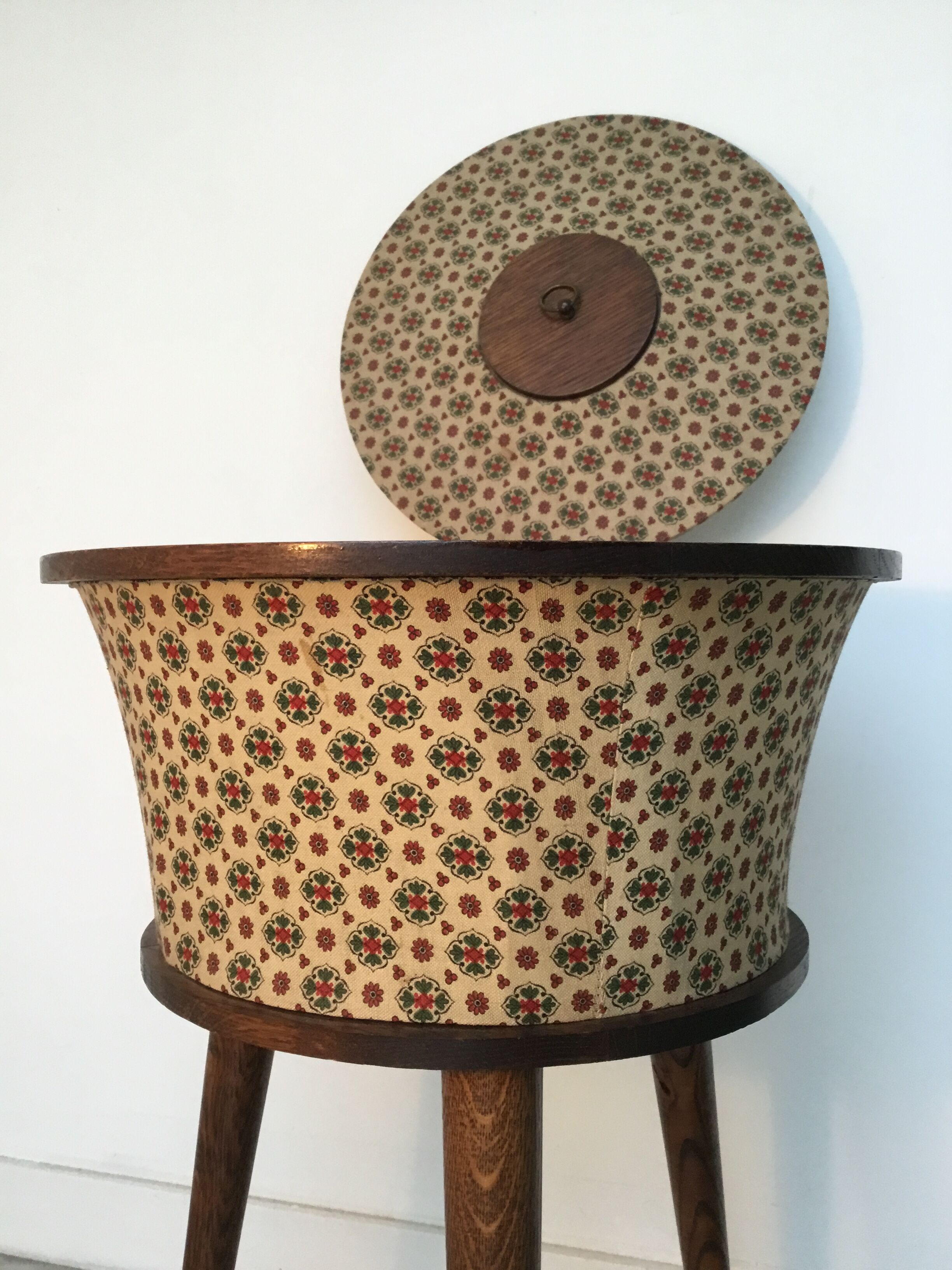 Vintage round tripod worker with tapered feet - 1960