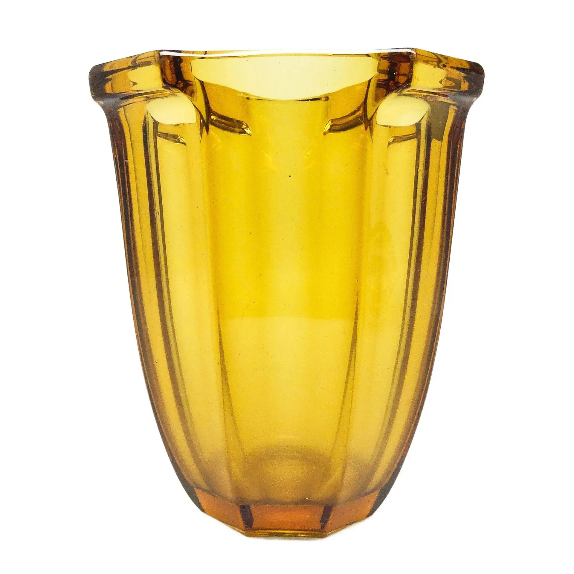 Vase art déco, en verre violet, conçu par R. Schrotter, verrerie Inwald, Tchécoslovaquie, années 1930.