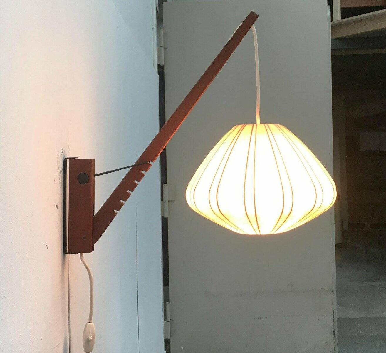 Mid-century pivoting wall lamp with a swing arm, Cocoon, made of teak wood, 1960s.