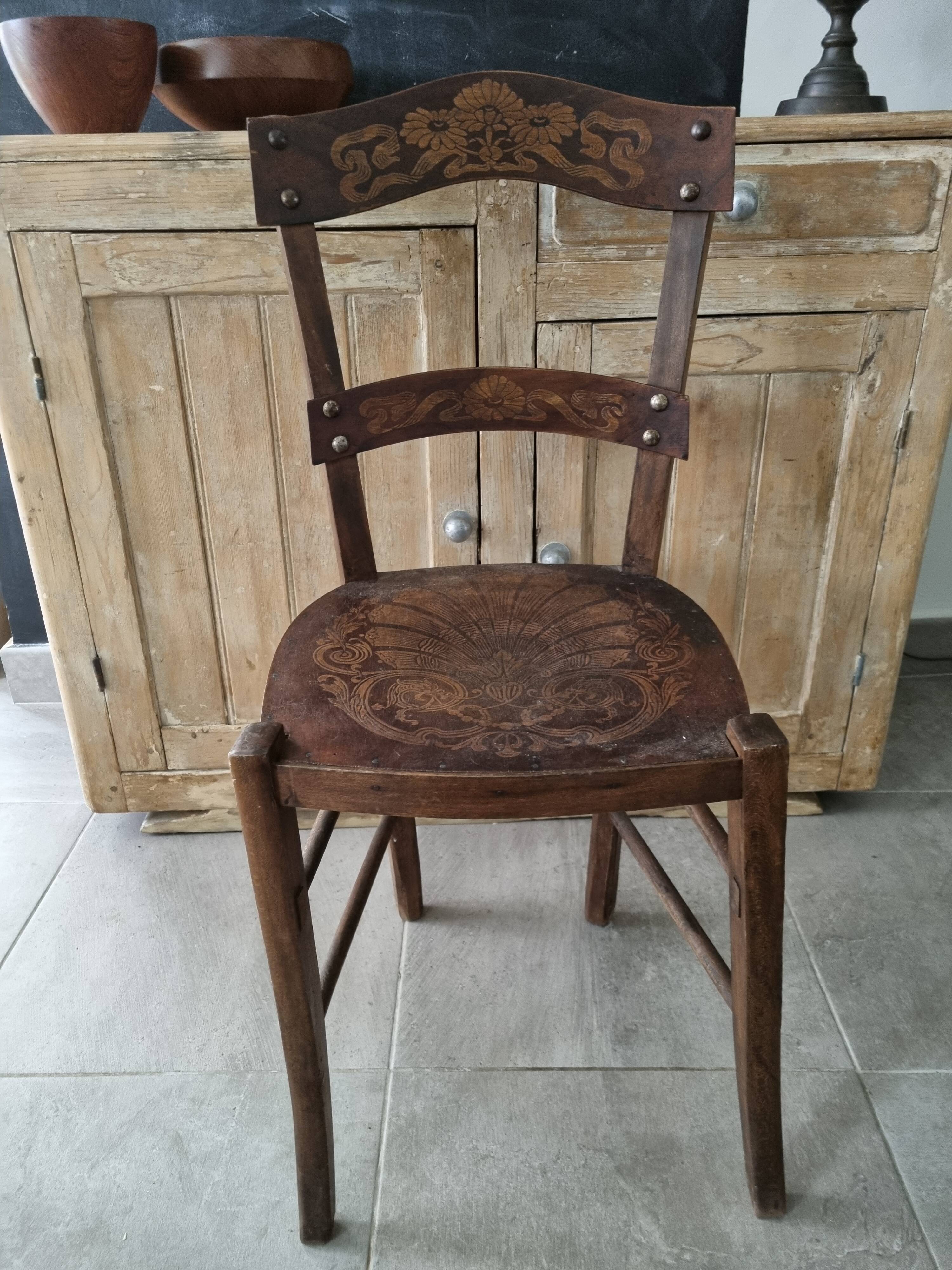 Chaise bistrot gravée