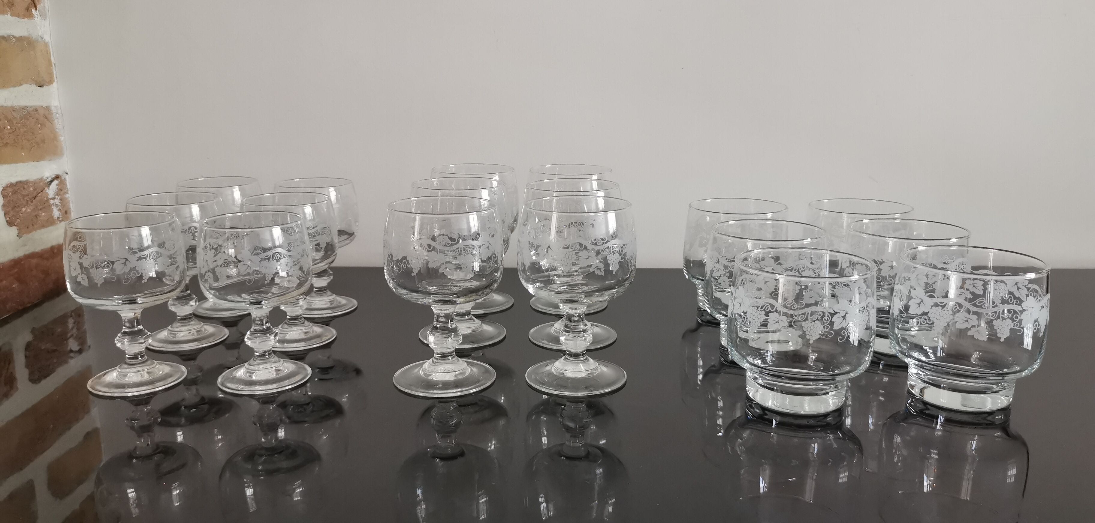 Set of 6 wine glasses on feet decoration grapes and vine shoot
