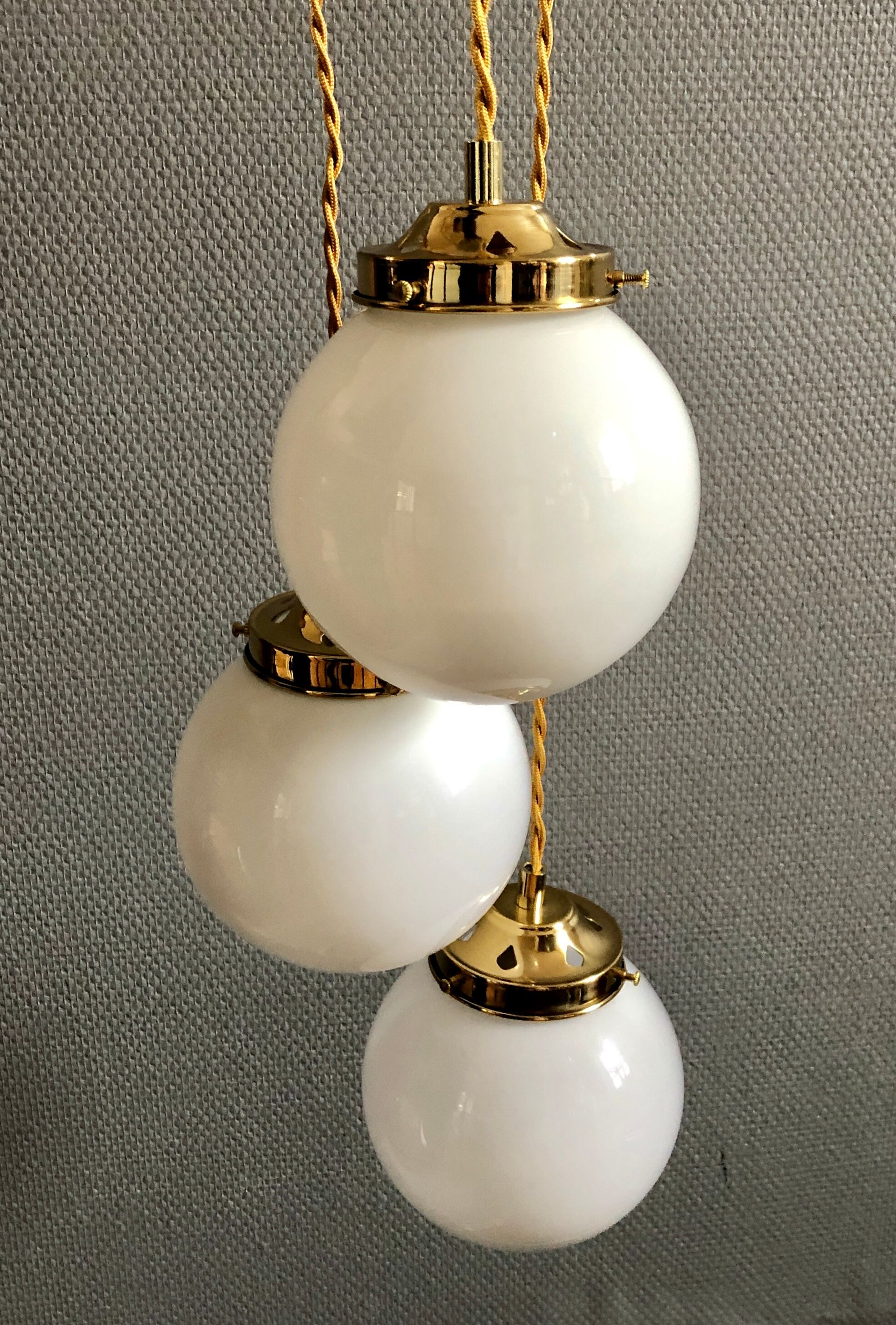 Three-light cascade suspension, vintage globes in white opaline