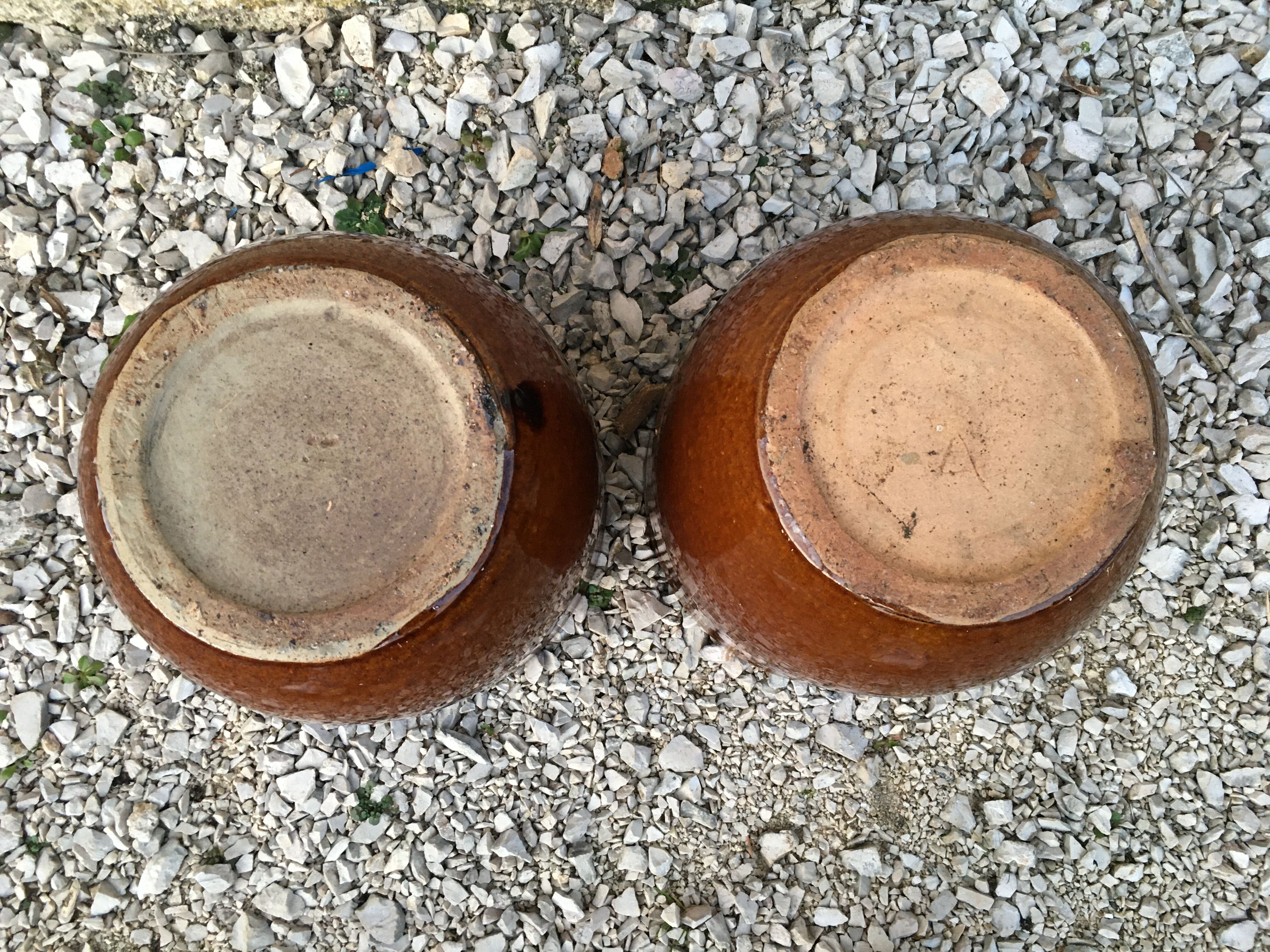 Lot of two enamelled jars