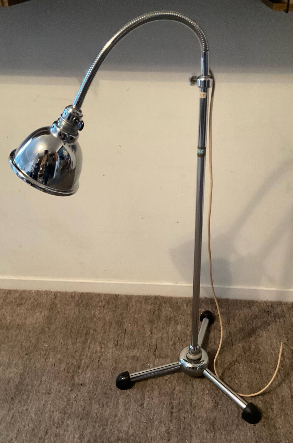 Lampadaire médical ou d’atelier des années 50-60 en métal chromé 
