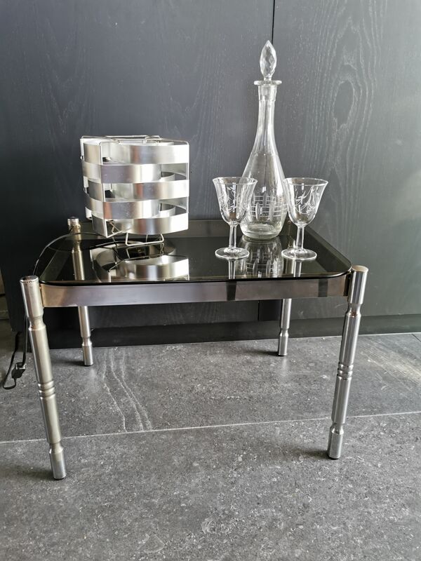 Table basse vintage en métal chromé et verre fumé