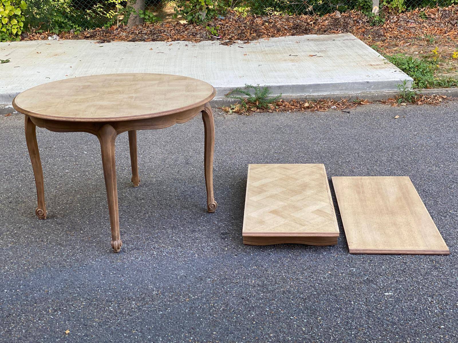 Table à manger ronde Louis XV rénovée en bois brut 210cm