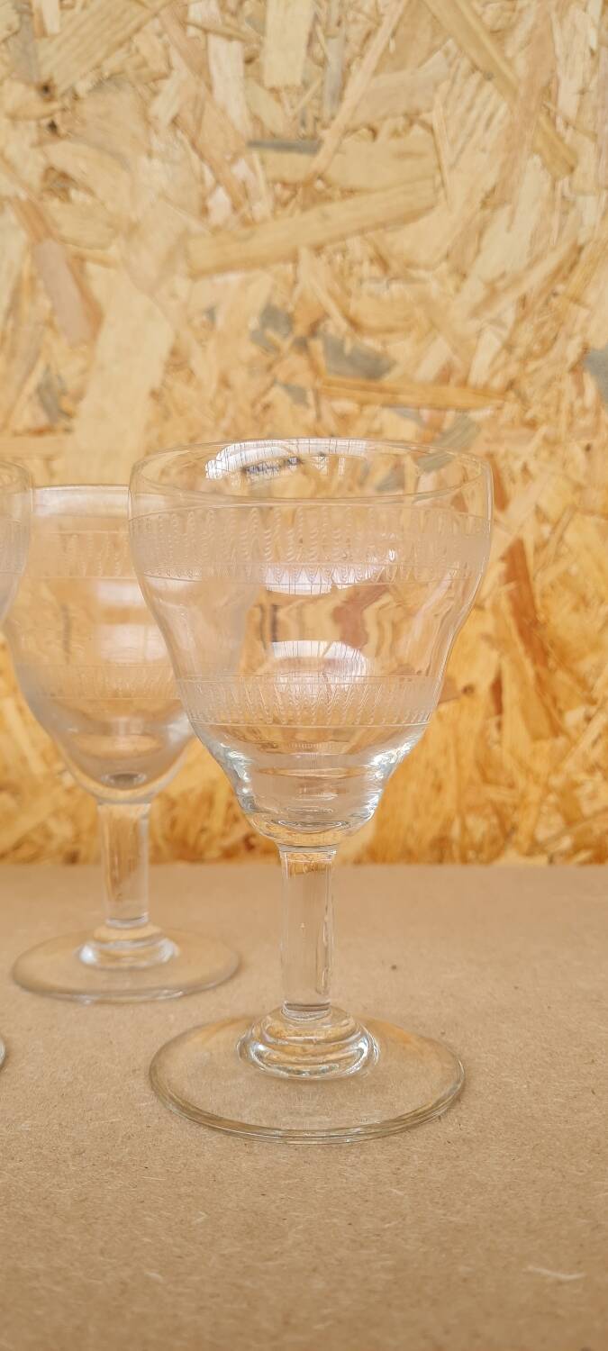 Service of 10 chiseled crystal wine glasses