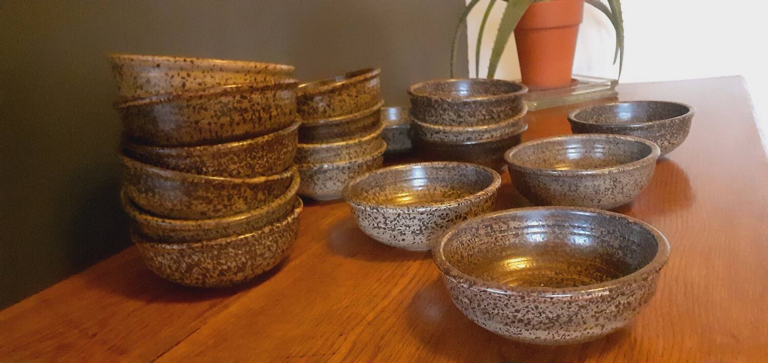 18 assiettes à soupe, jattes en grès de Salins les Bains année 60