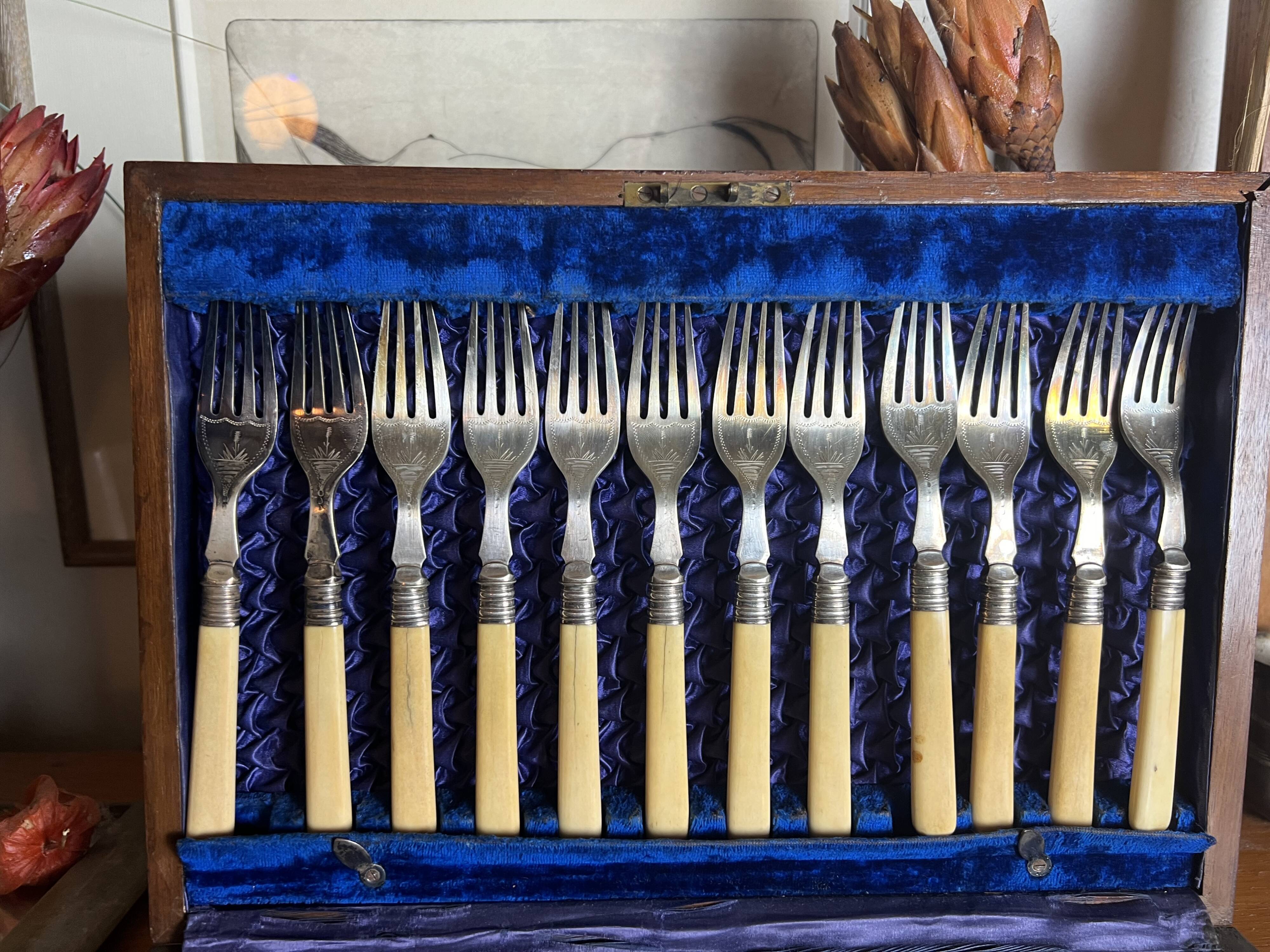 Box of 24 ivory and engraved silver metal cutlery - 19th century