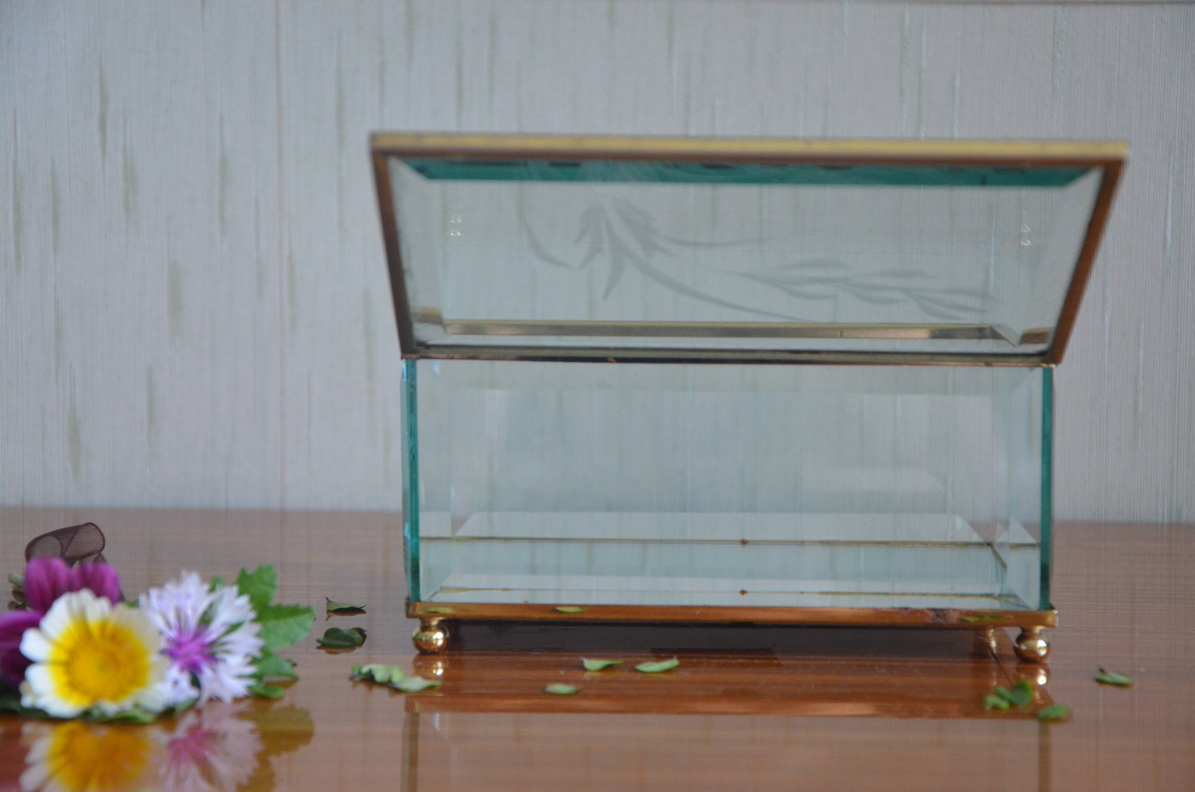 Glass and mirror jewellery box