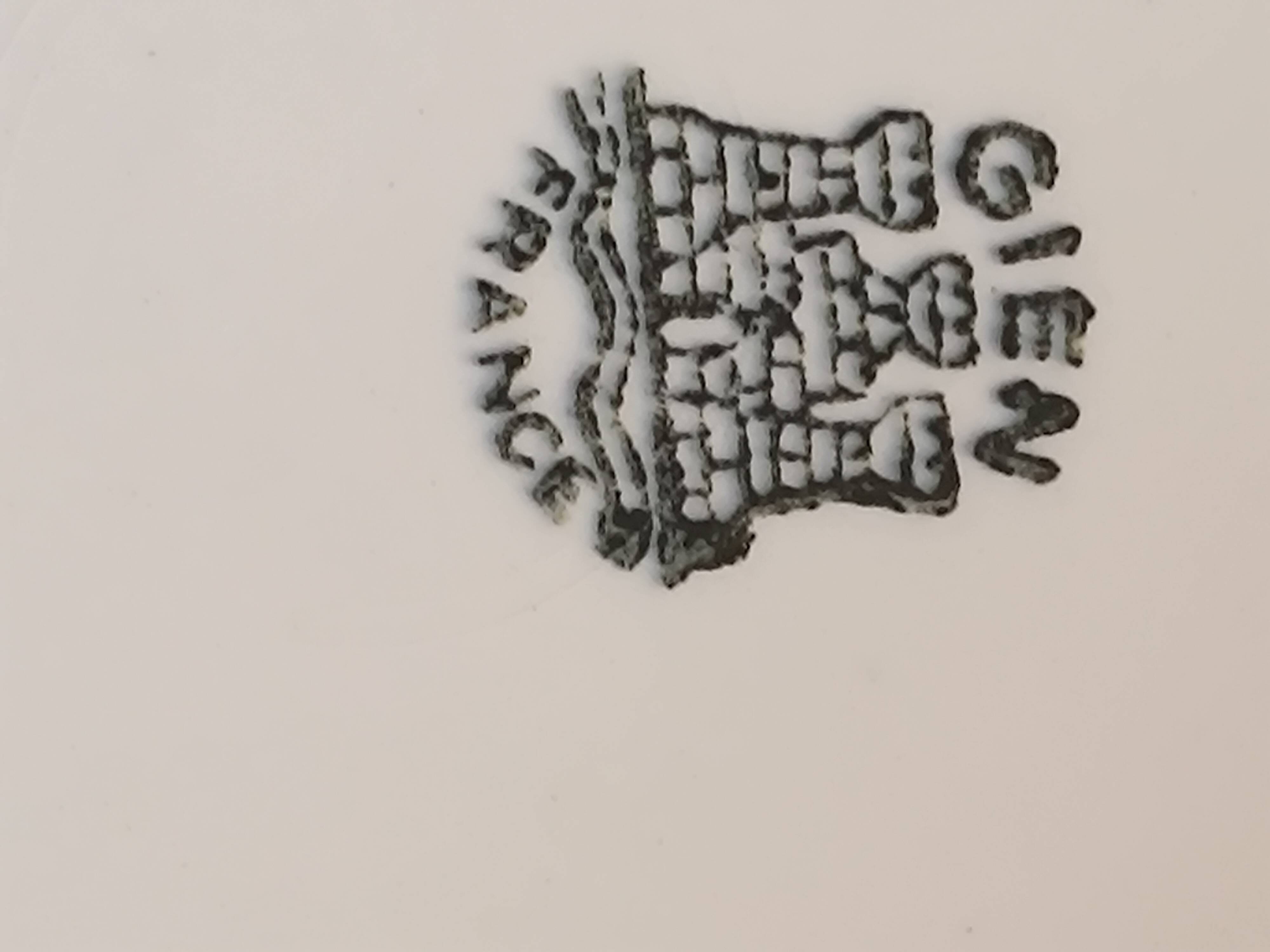 11 Gien dessert plates.