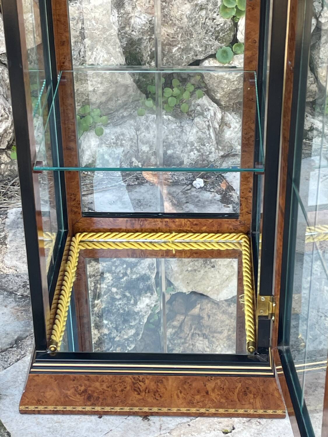 Pair of display cases in magnifying glass and black & gold lacquer, 20th century period
