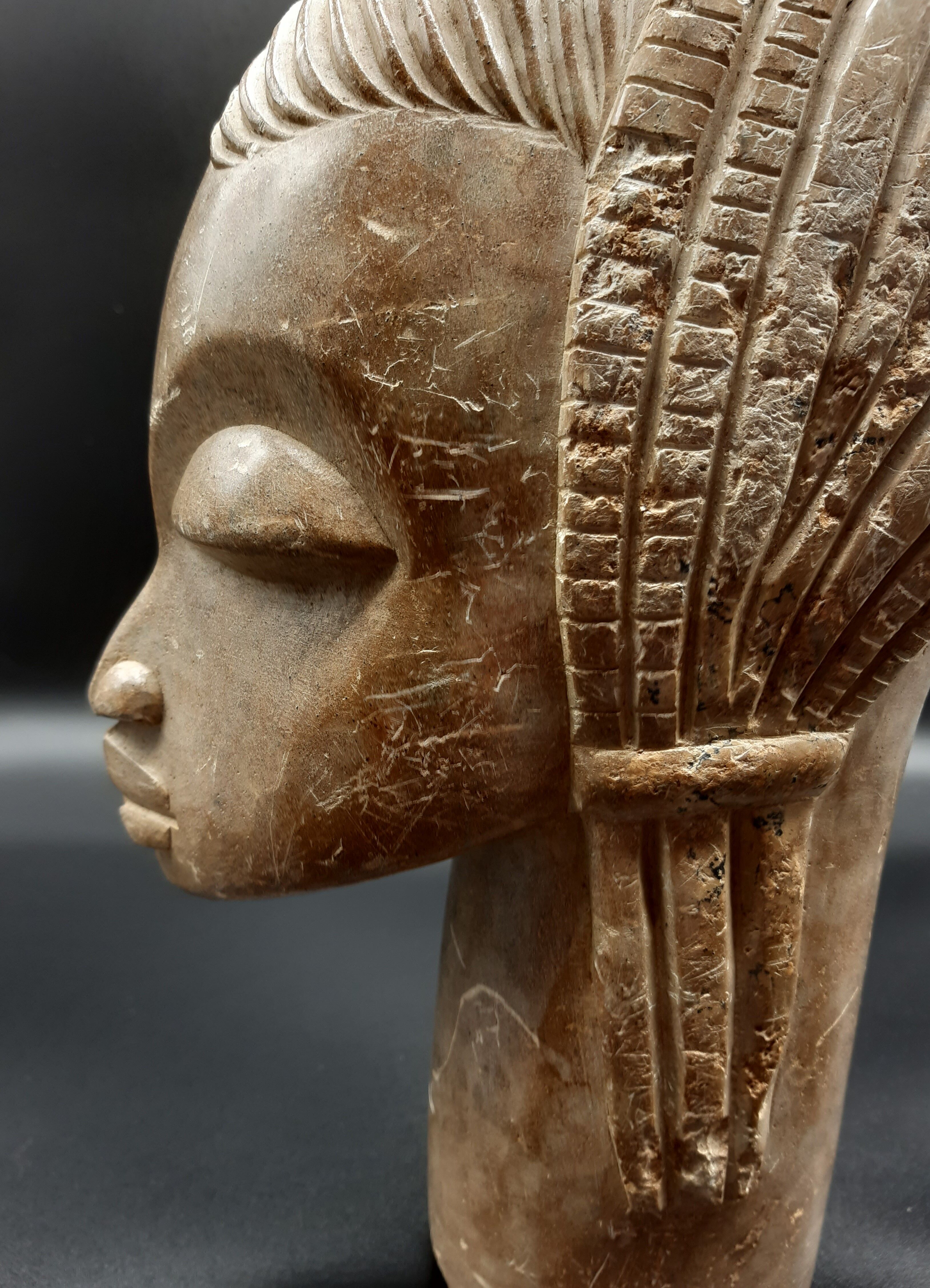 Buste de femme africaine en pierre mbigou