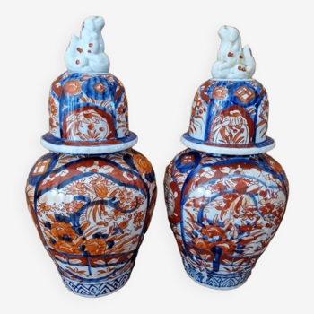 Japan, Imari or Arita - Pair of vases, covered pot - Porcelain topped with a Kilin, 1900