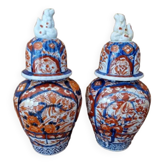 Japan, Imari or Arita - Pair of vases, covered pot - Porcelain topped with a Kilin, 1900
