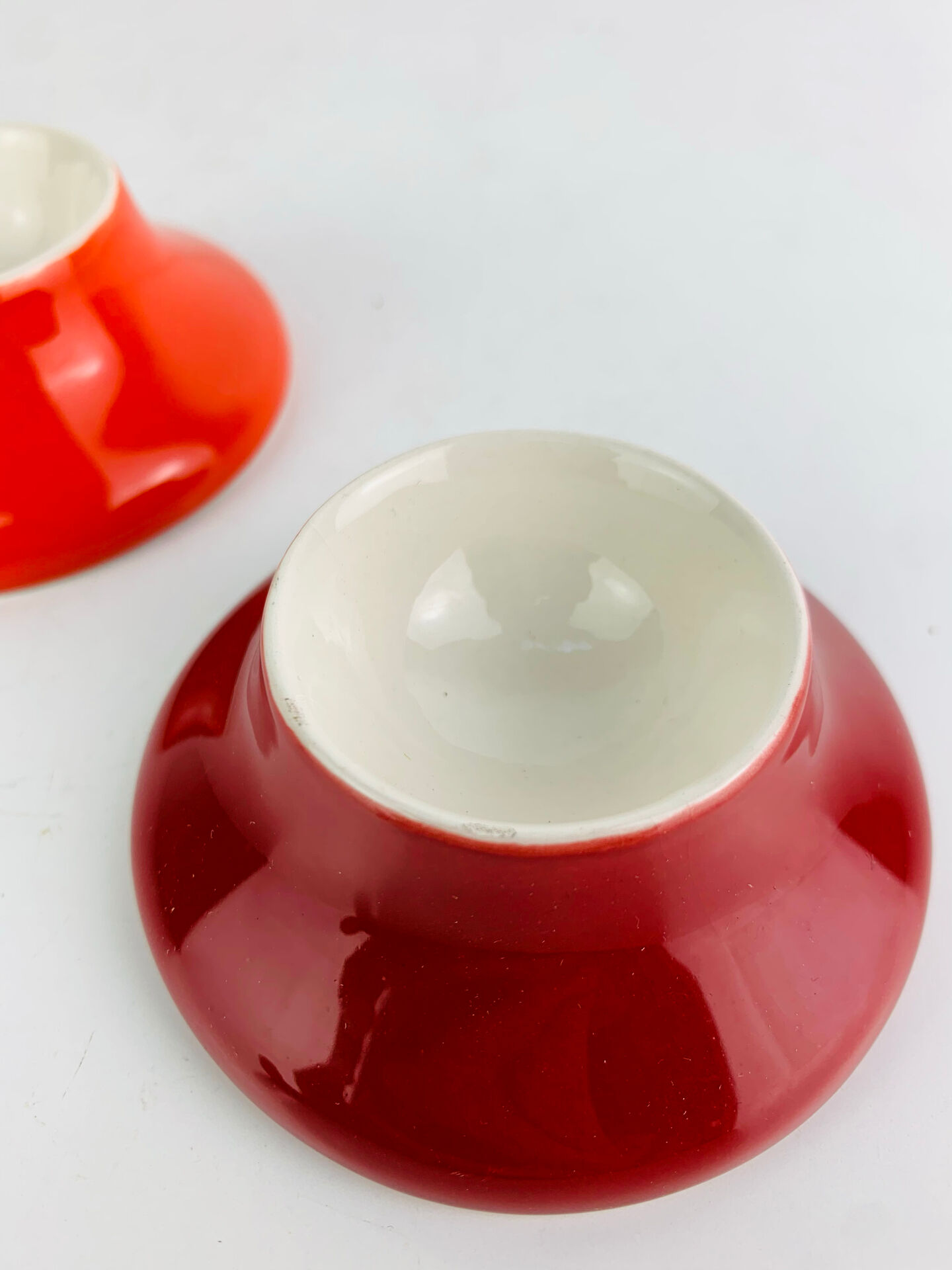2 space age egg cups in orange and red ceramic, 70s