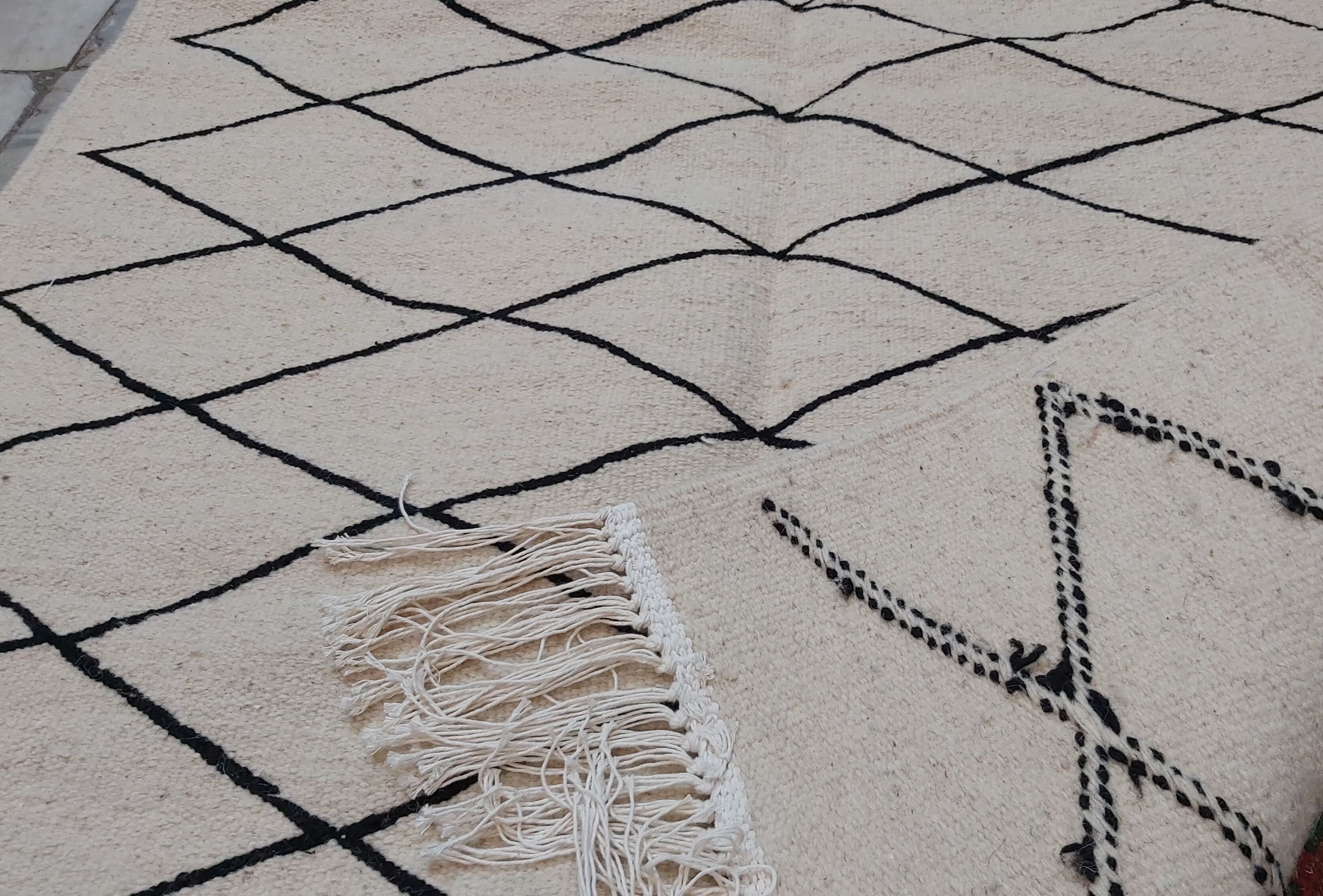 Handmade moroccan beige and black wool rug 192x118cm