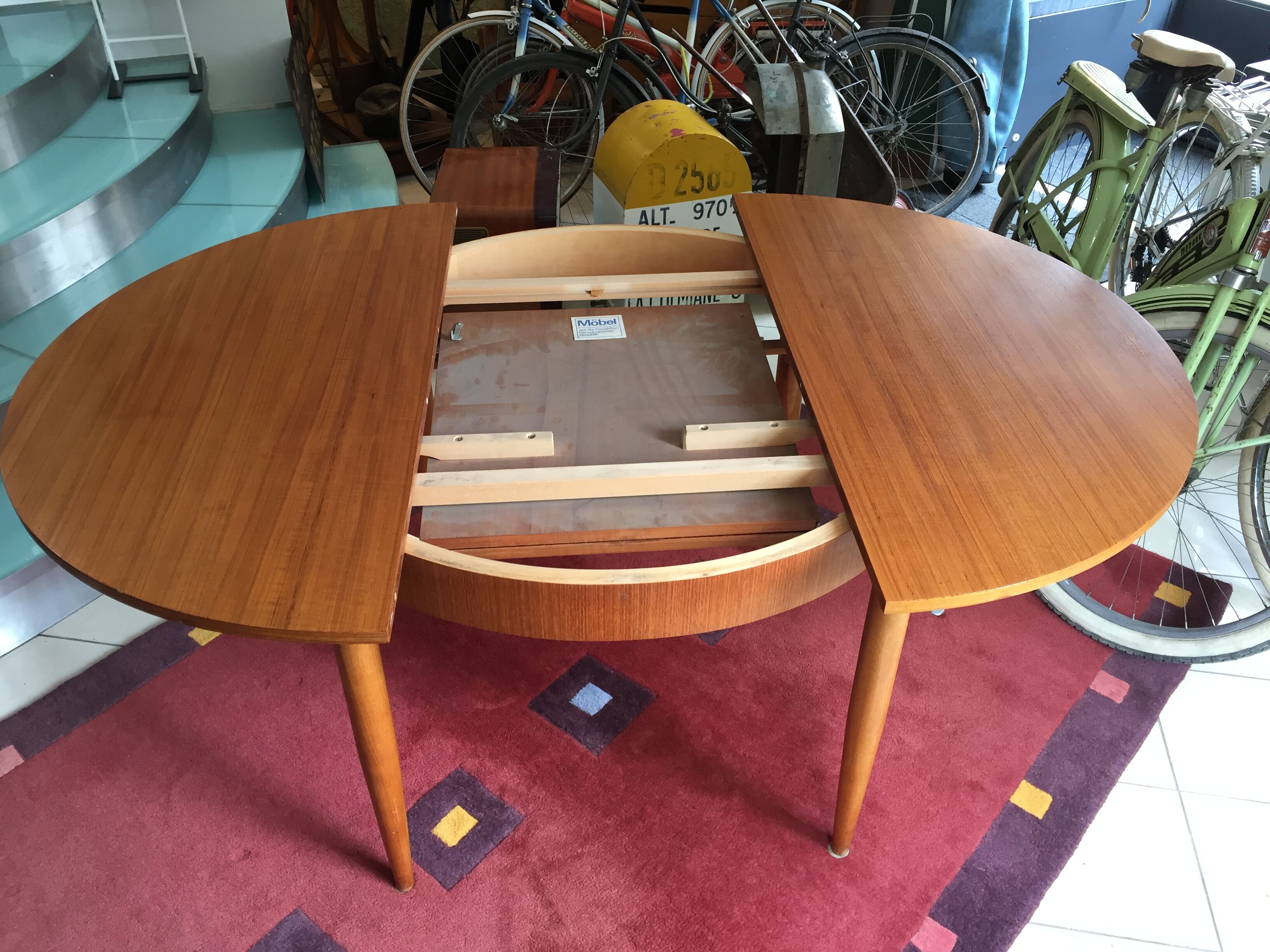 Scandinavian round table has extensions 4-8 pers møbelfabrik