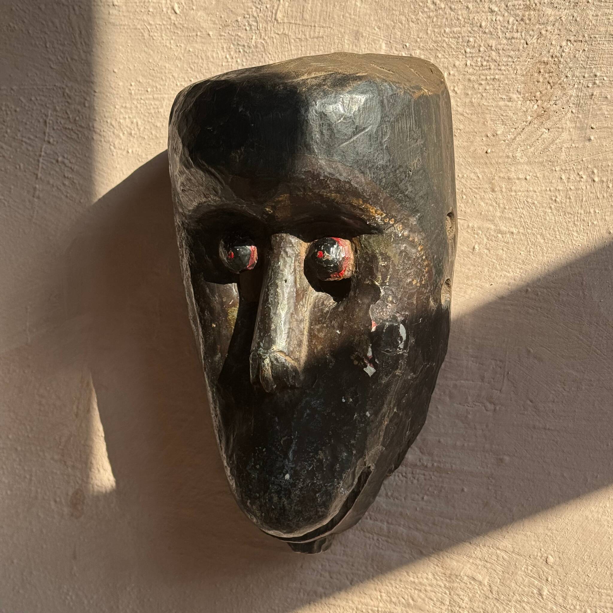 Masque rituel de l’Himalaya – sculpté à la main – yeux polychromes – Népal