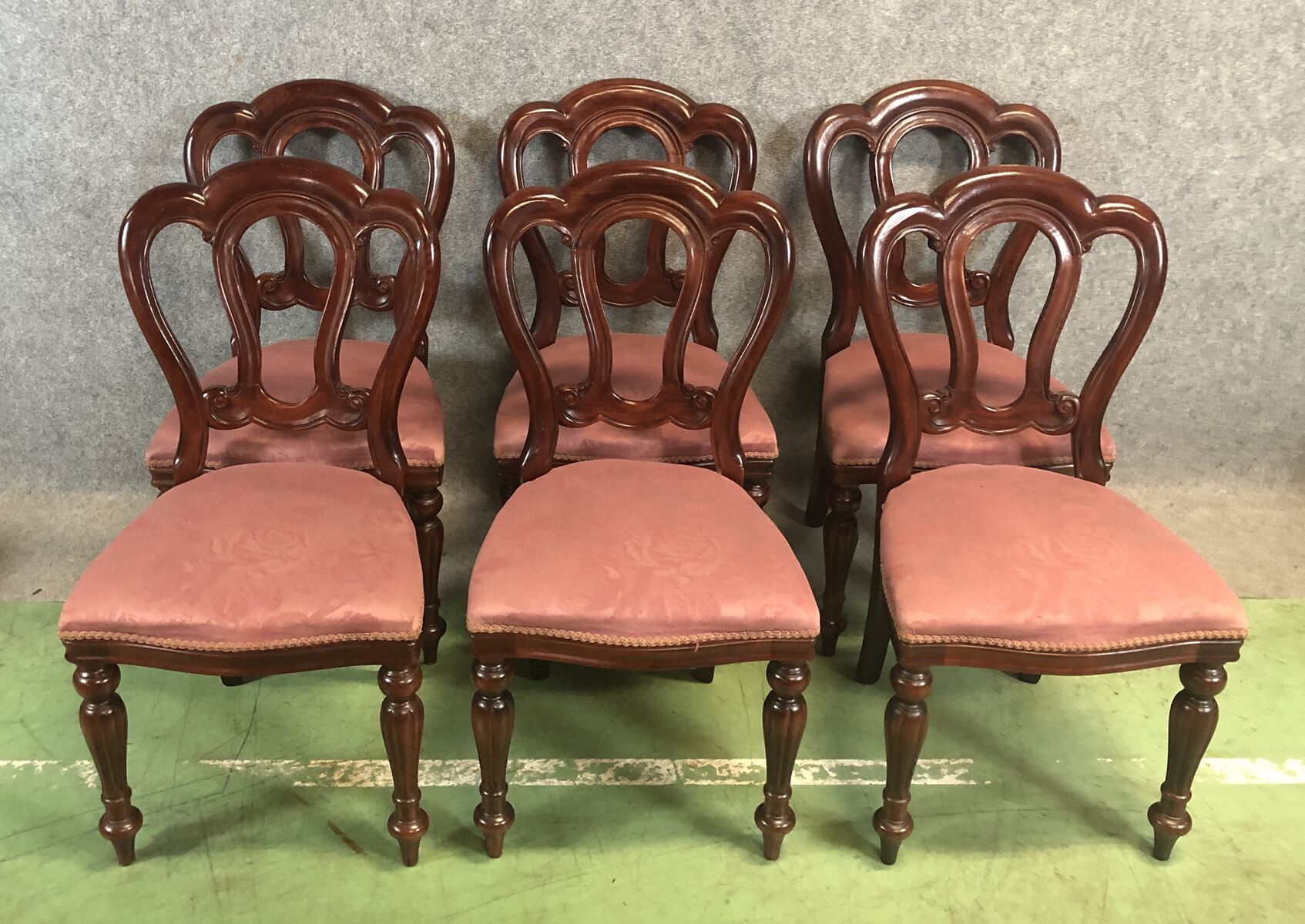 Suite de 6 chaises de style Victorien en acajou