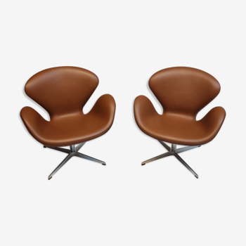Pair Swan chairs by Arne Jacobsen made by Fritz Hansen