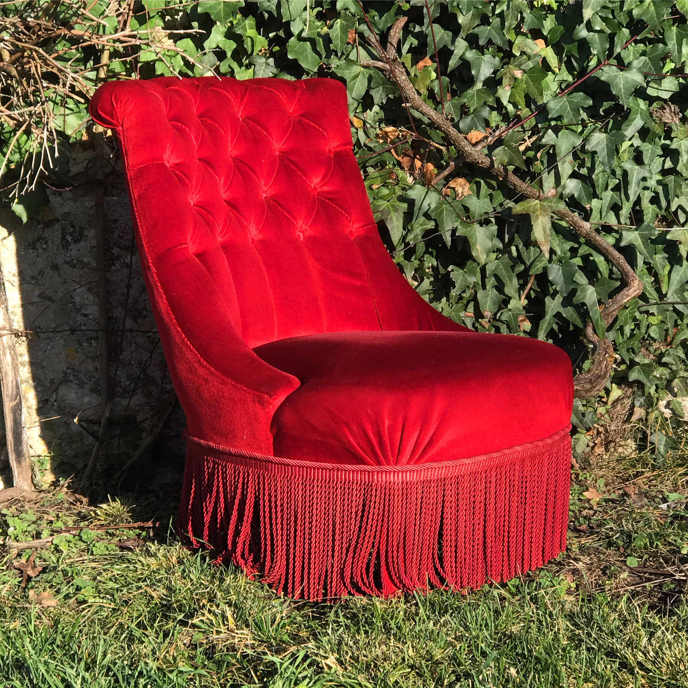 Red velvet toad chair