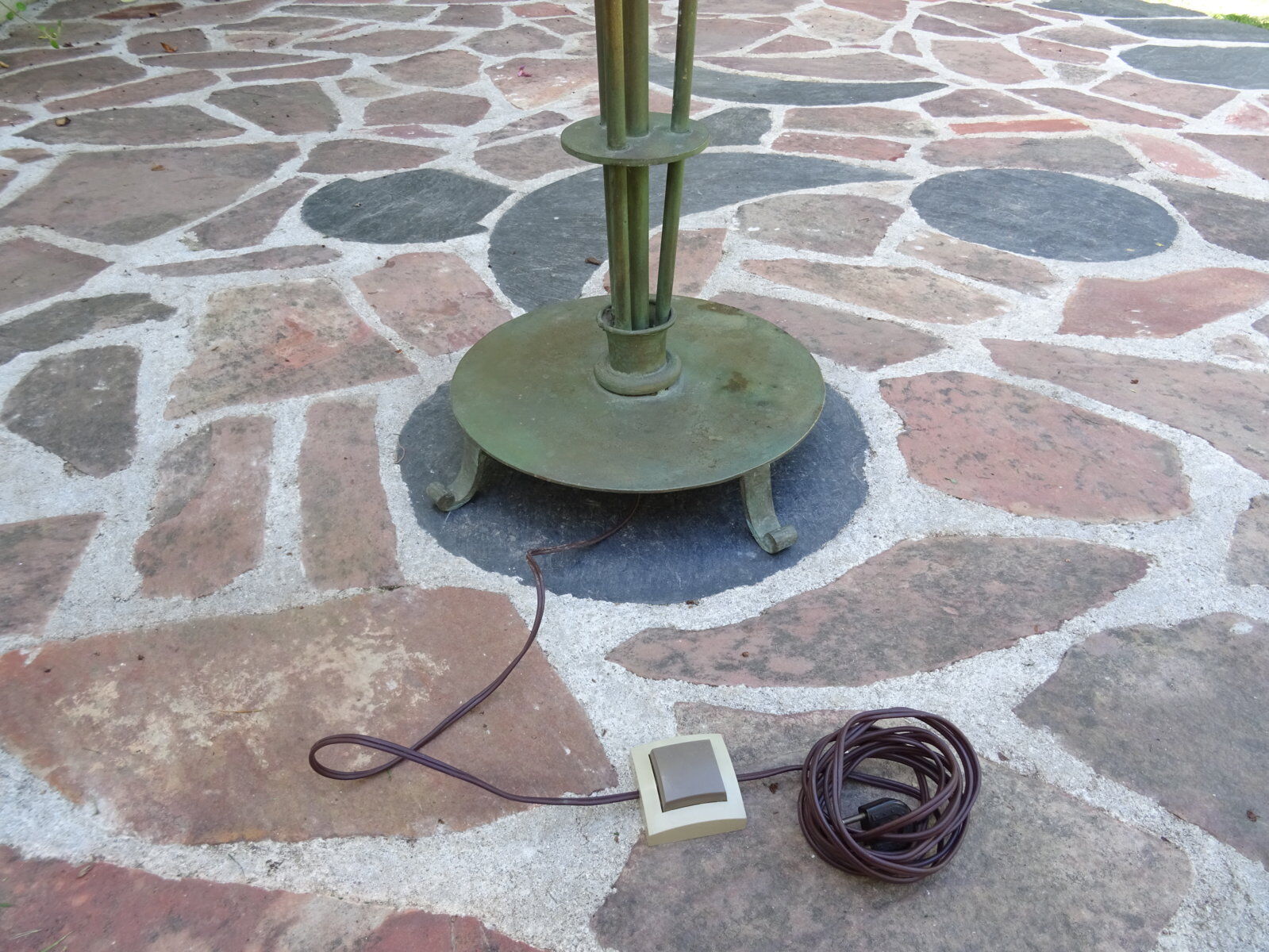 Art deco wrought iron floor lamp with arrows