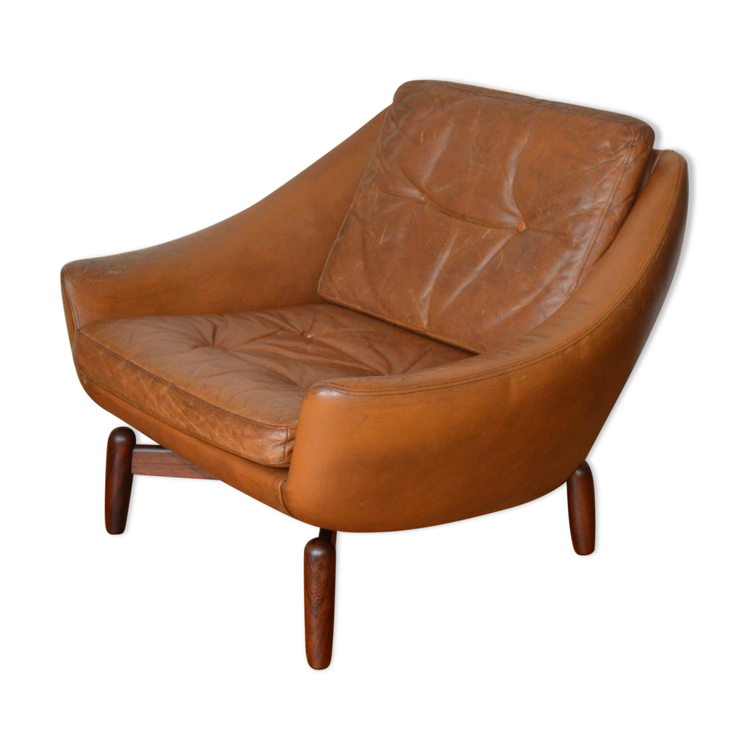 Scandinavian armchair in camel patinated leather
