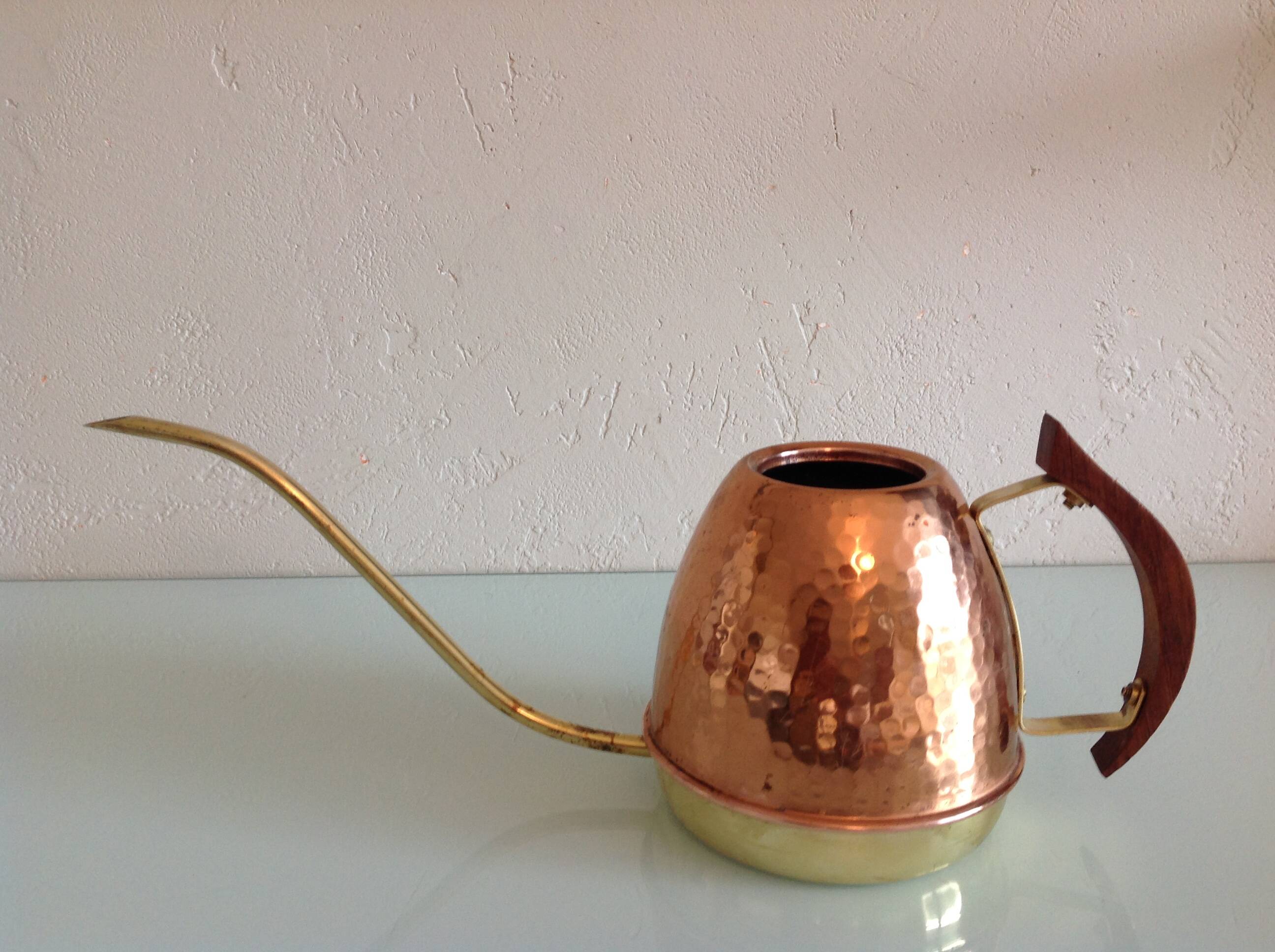 Watering can in hammered red copper and wooden handle/vintage 60s-70s