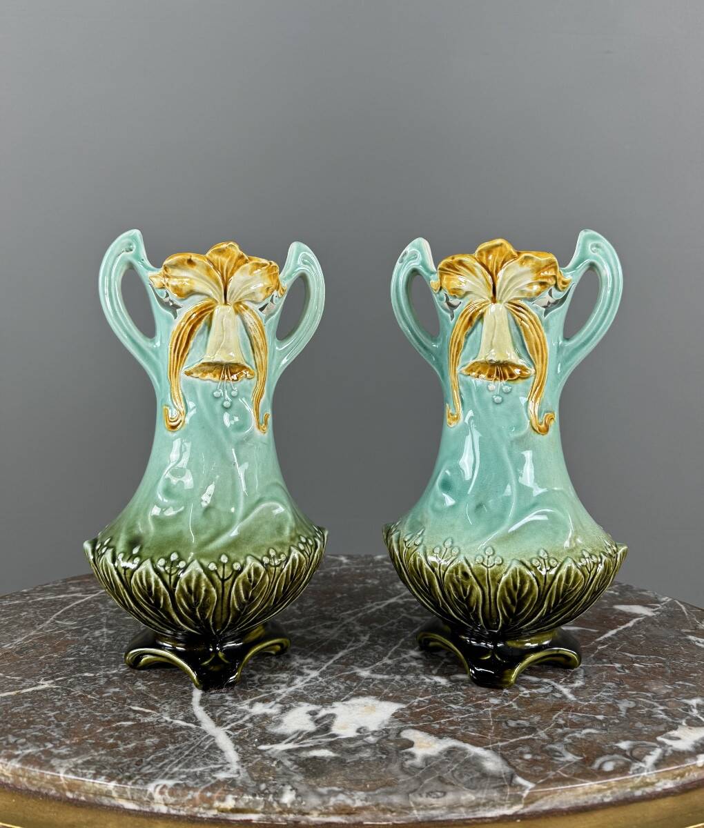 Pair of Art Nouveau vases in glazed ceramic with floral decoration, 20th Century