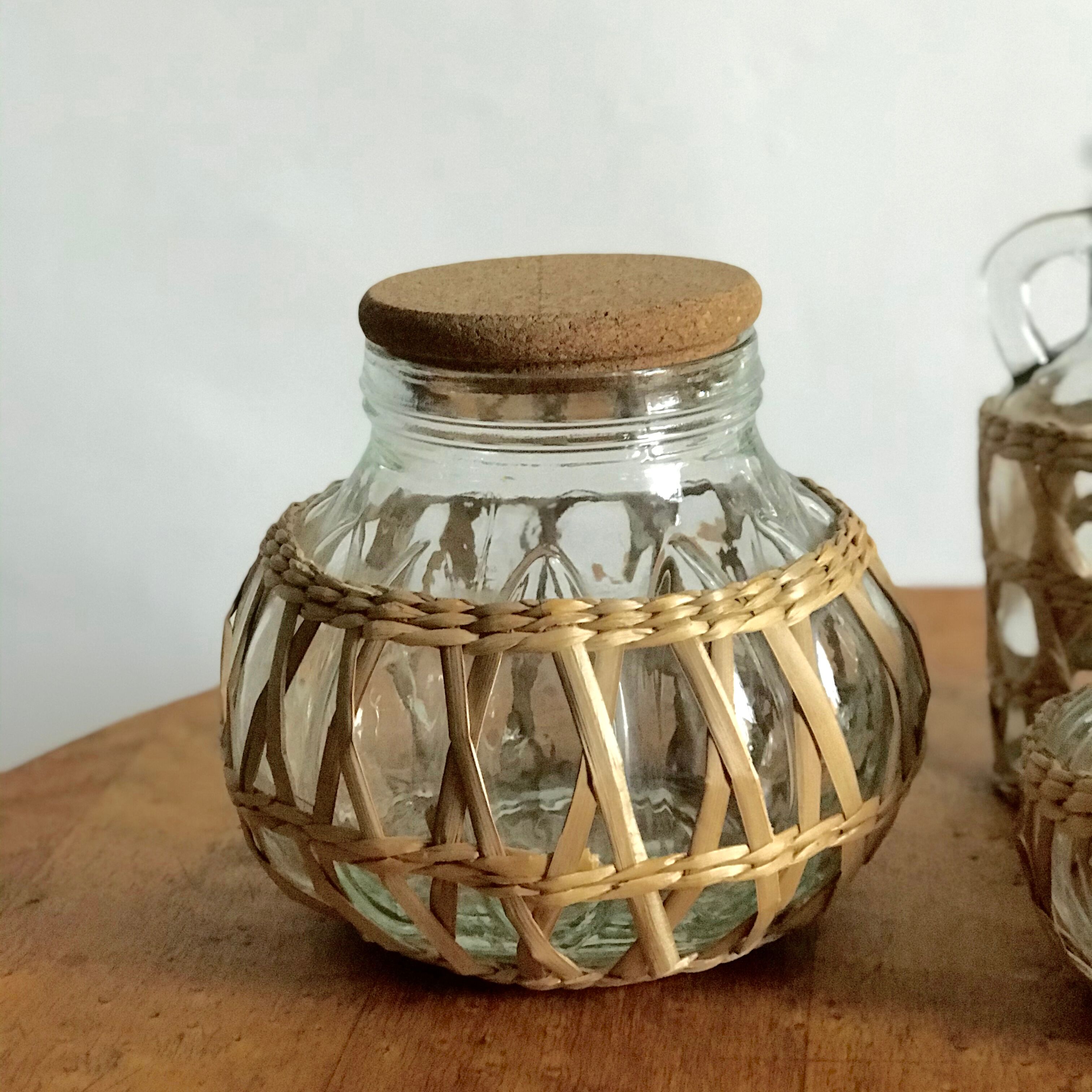 Pots et flacons en verre et rotin