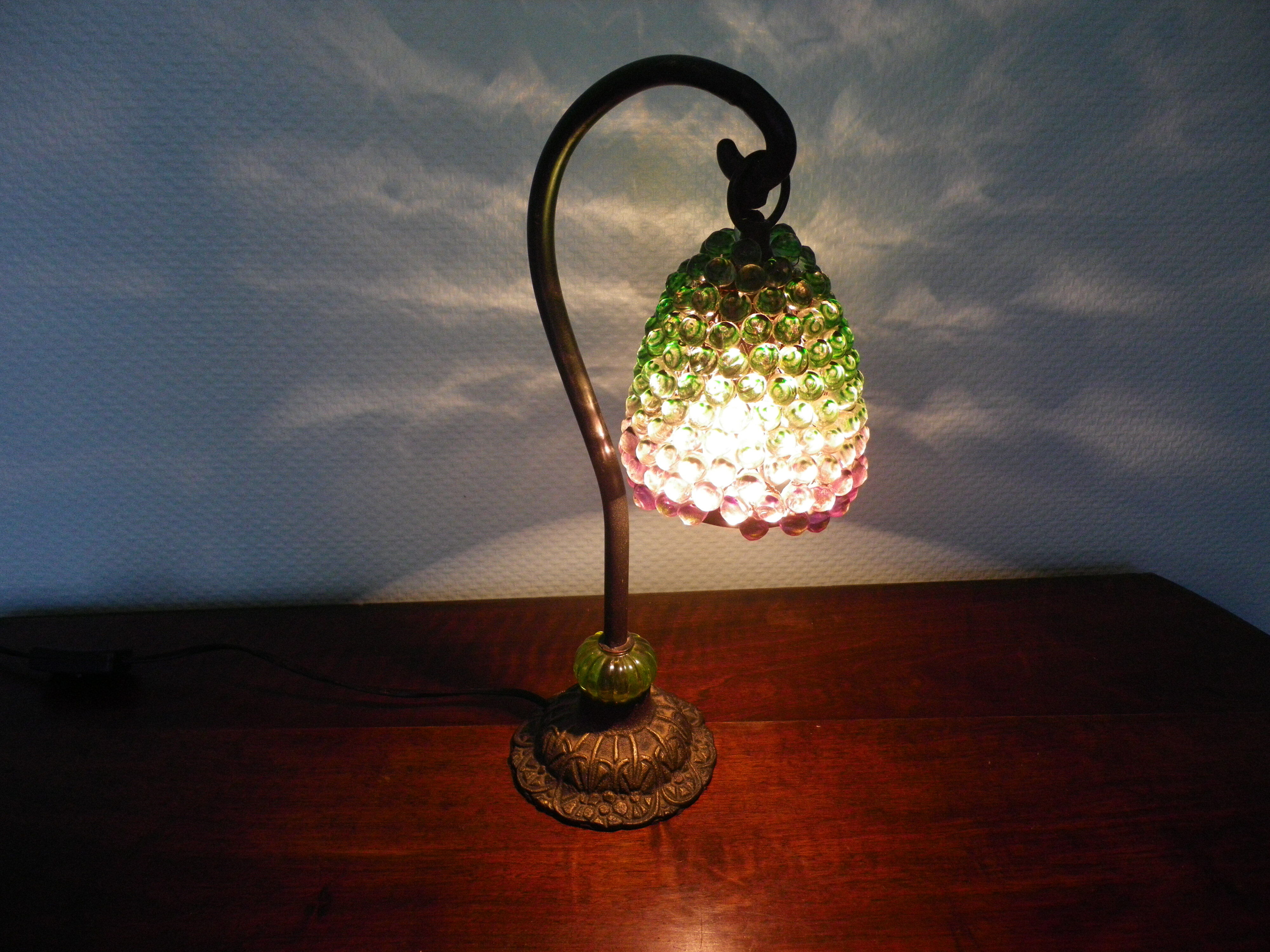 Lampe à poser, pied en fonte et abat jour en perles années 60
