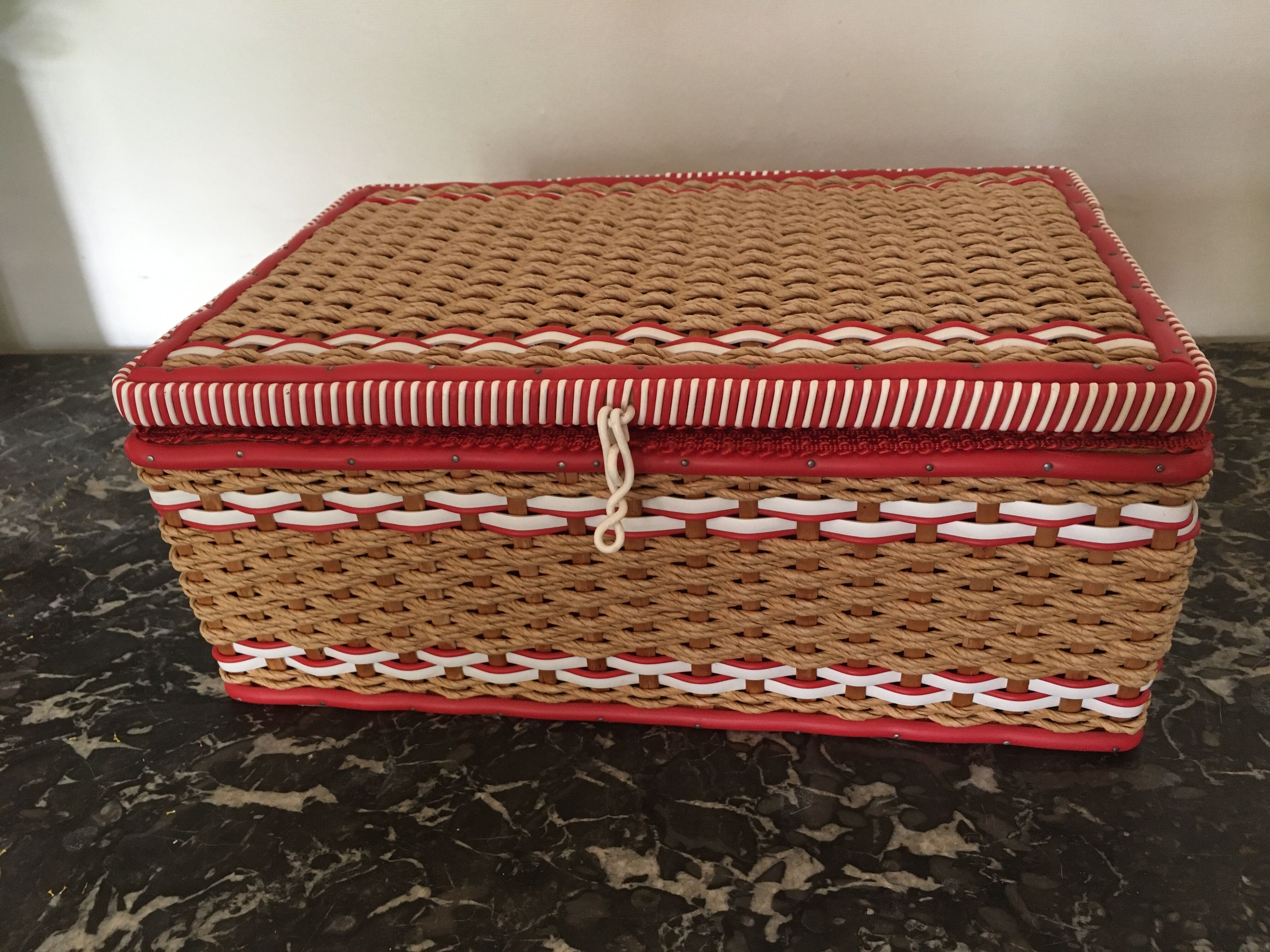 Scoubidou sewing box