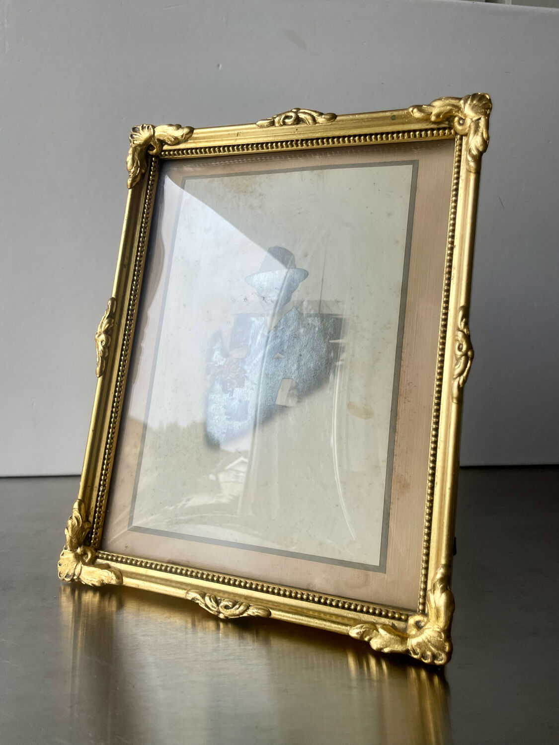 Antique  Frame gilded wood measurements 22 cm x 17  cm Convex Glass