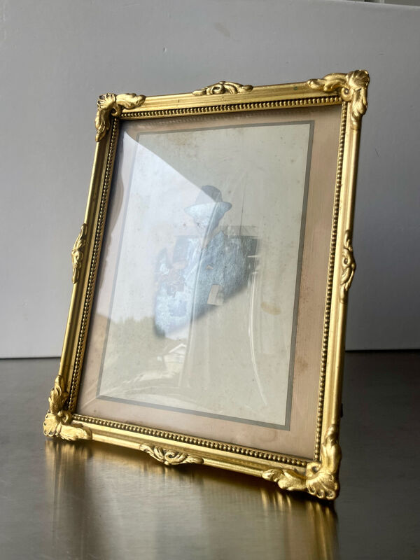 Cadre antique en bois doré mesures 22 cm x 17 cm Verre convexe