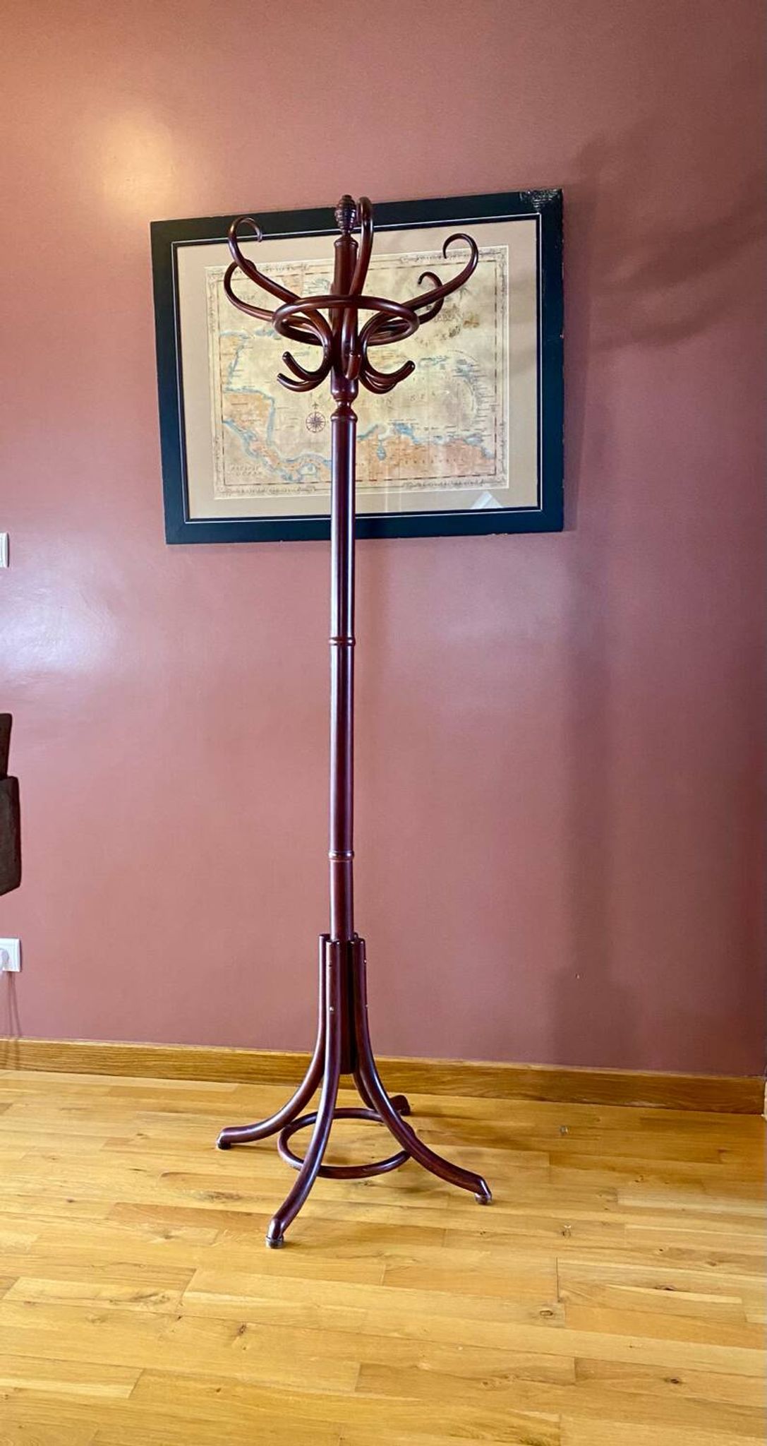 Coat rack on curved wooden stand, Baumann or Thonet style parrot