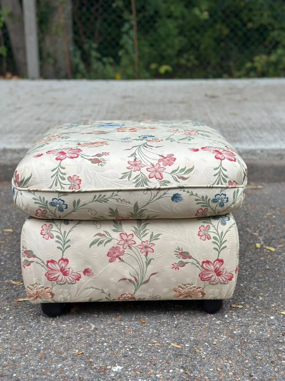 Pouf / Square vintage footstool with floral pattern – 70s Cottage style