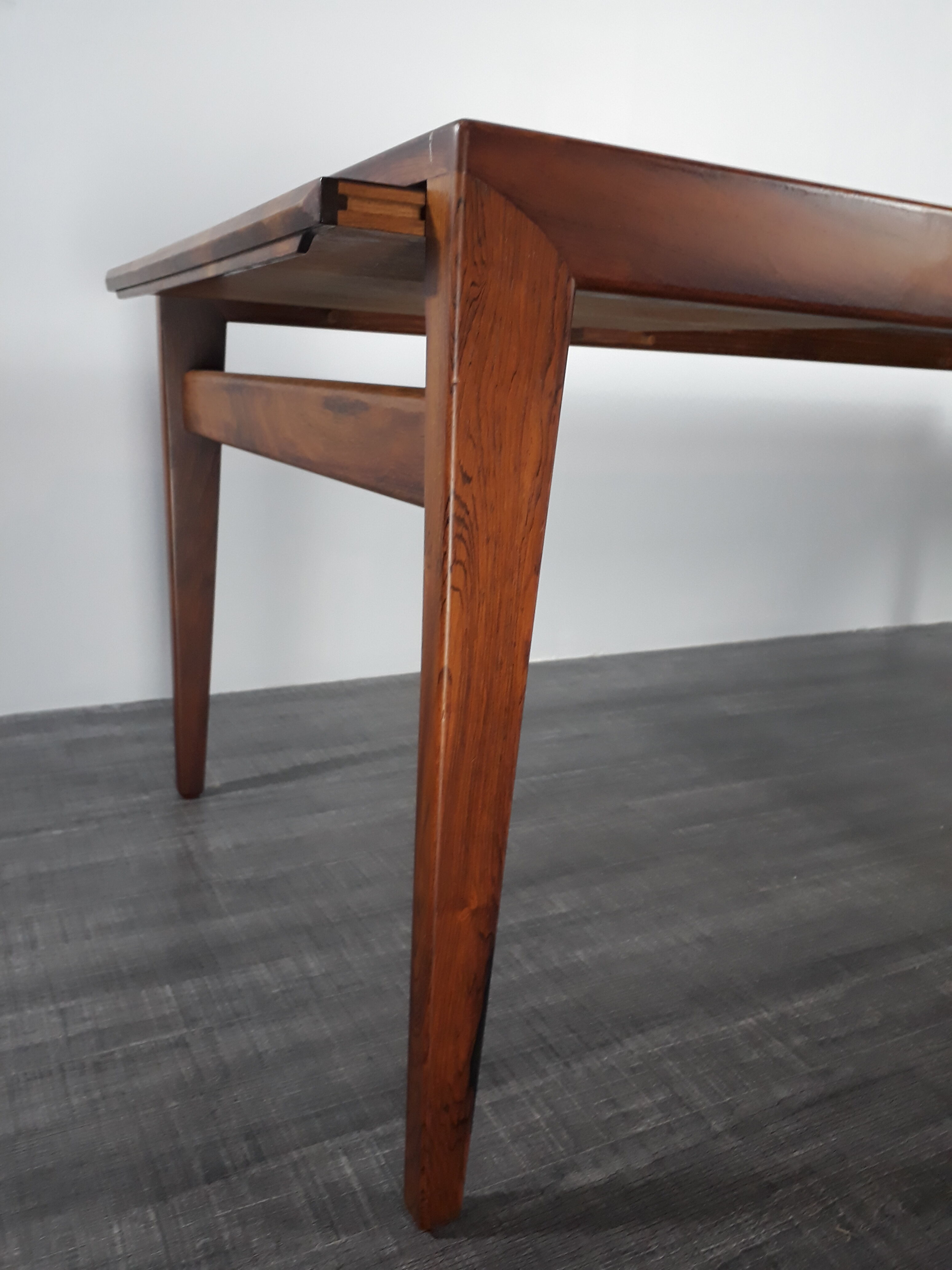 Extendable coffee table