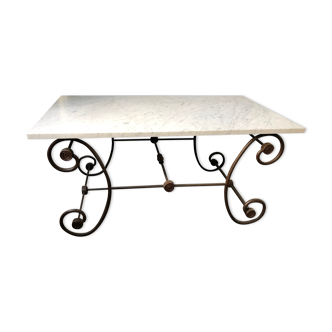 Table de boucher en fonte de fer patinée dessus de marbre blanc veiné ancienne du xix siècle