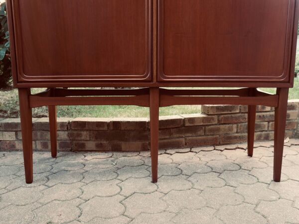 Master cabinetmaker's china cabinet. Denmark 1945/50