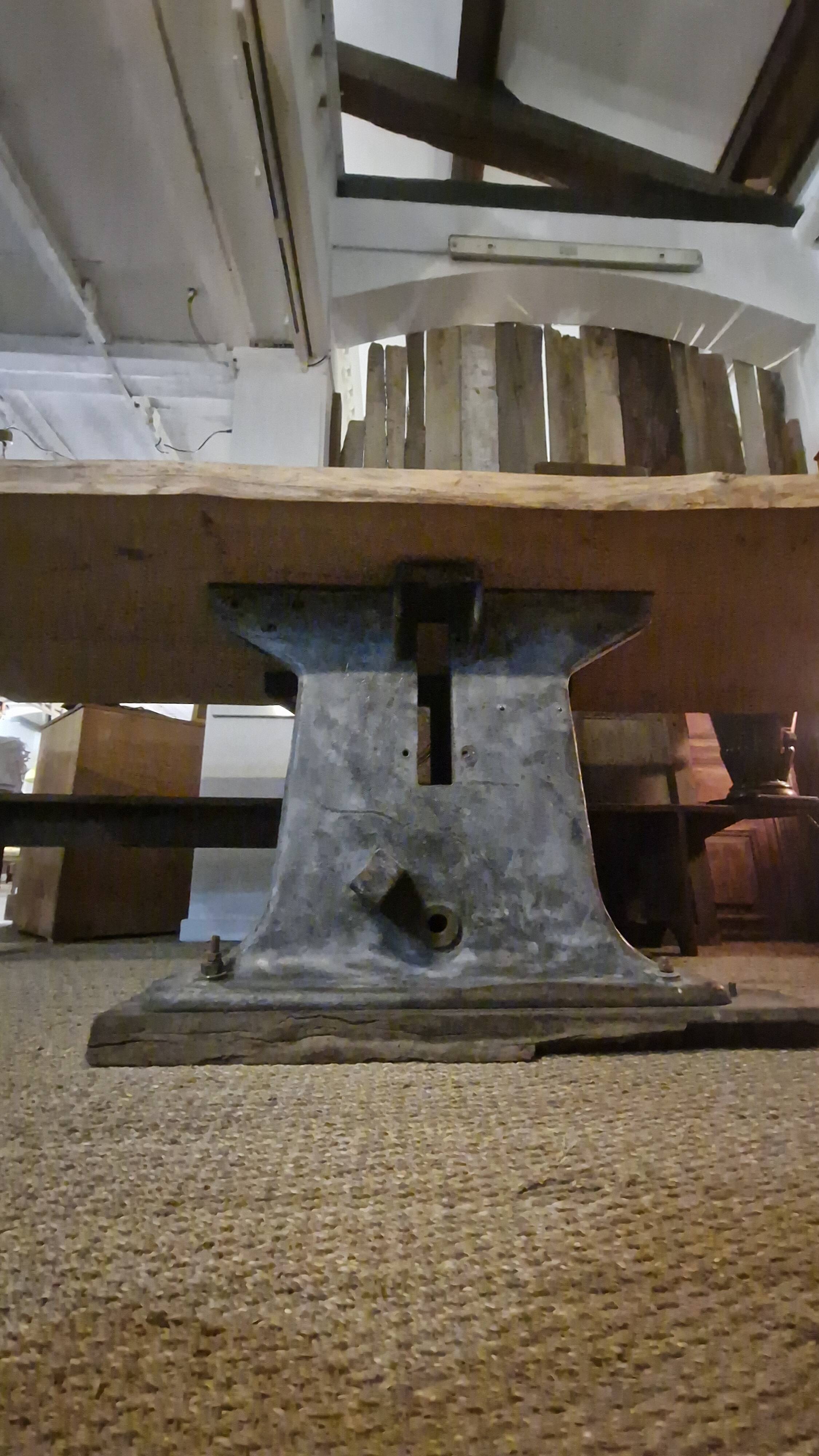 Table création en orme massif et machine industrielle