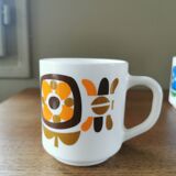 Set of 3 cups and a vintage Mobil pourer