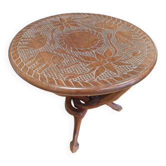 Table basse sculptee en bois exotique