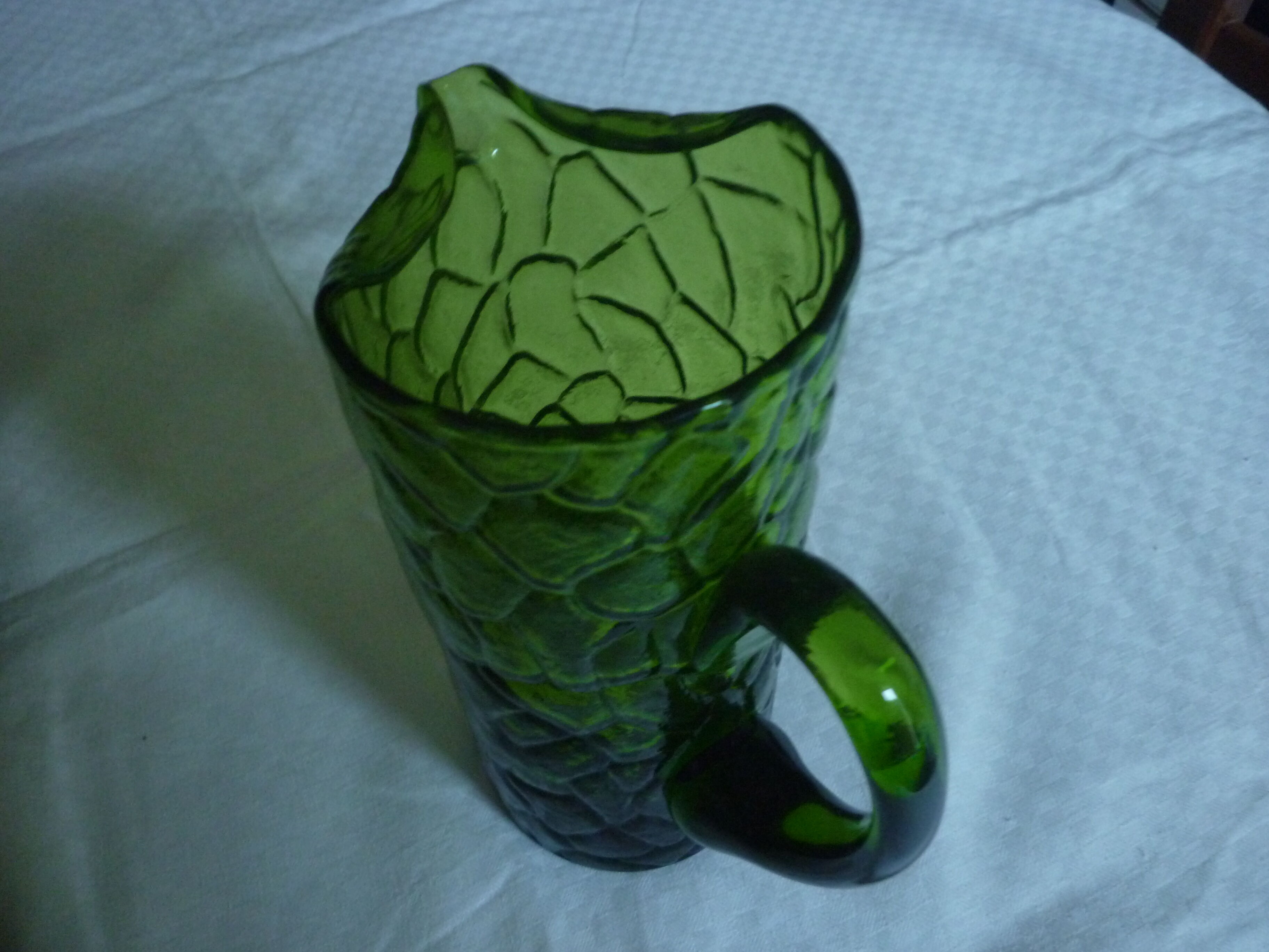 Service a lemonade pitcher and 8 glasses green glass