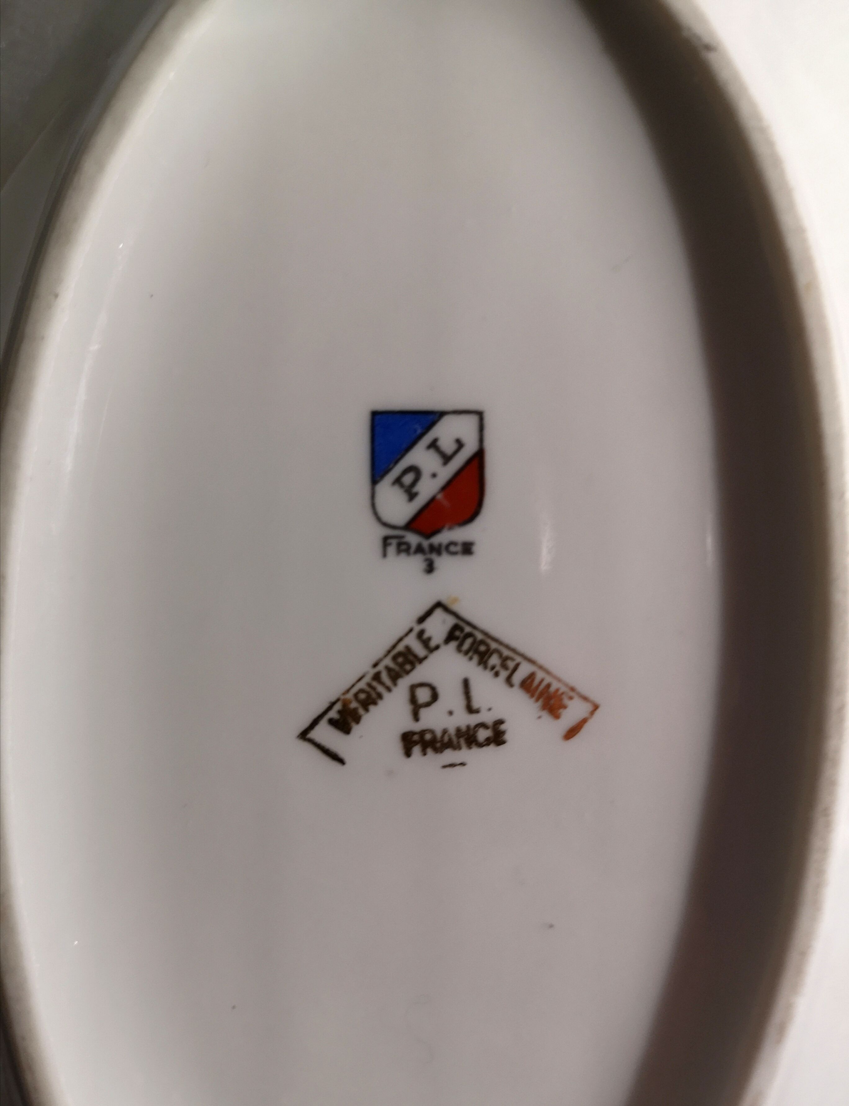 Gravy boat and dishes with gold decoration